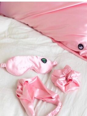 TRULY BEAUTY Bonne Nuit Wrinkle Complete Soft Satin Sleep Set in beautiful Pink